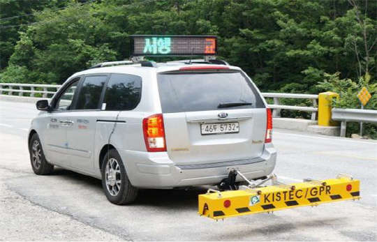 차량거치형 지표투과레이더(GPR)를 장착한 차량 모습  국토부 제공